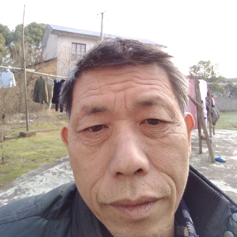 凉面回首贪玩的照片