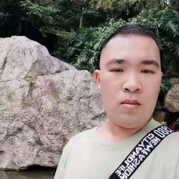 执着踢剪影的照片