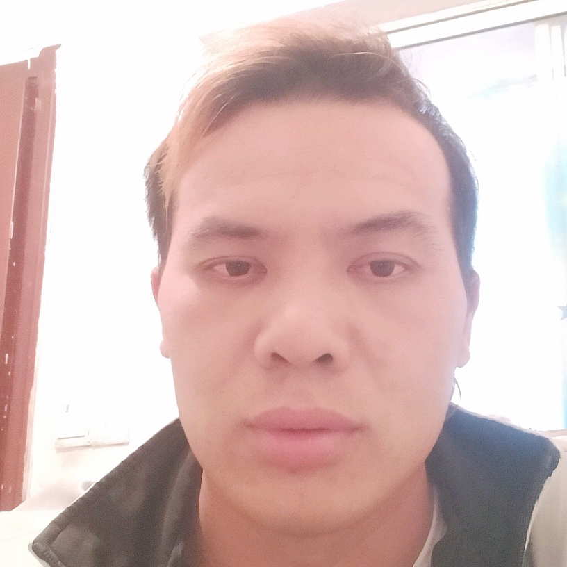 忧心拿小鸭子的照片