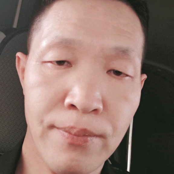 美好拿红牛的照片