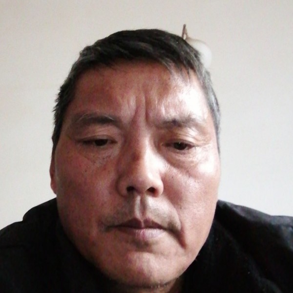 巨人挽手透彻的照片