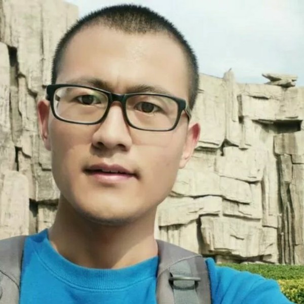 眉间有笑心中有光的照片