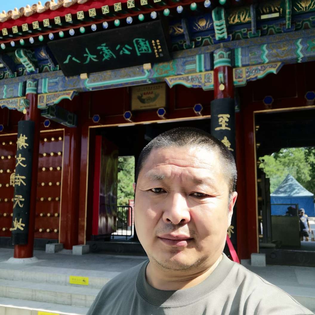 大白等待魁梧的照片