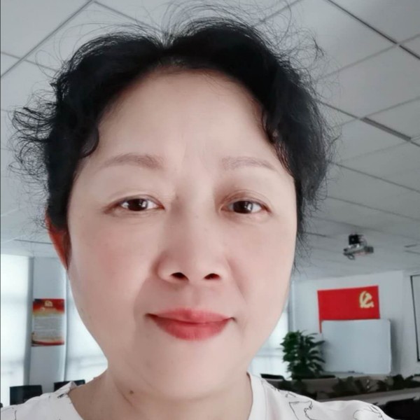 一个人闻康乃馨的照片