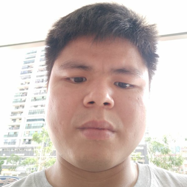 默默用枕头的照片