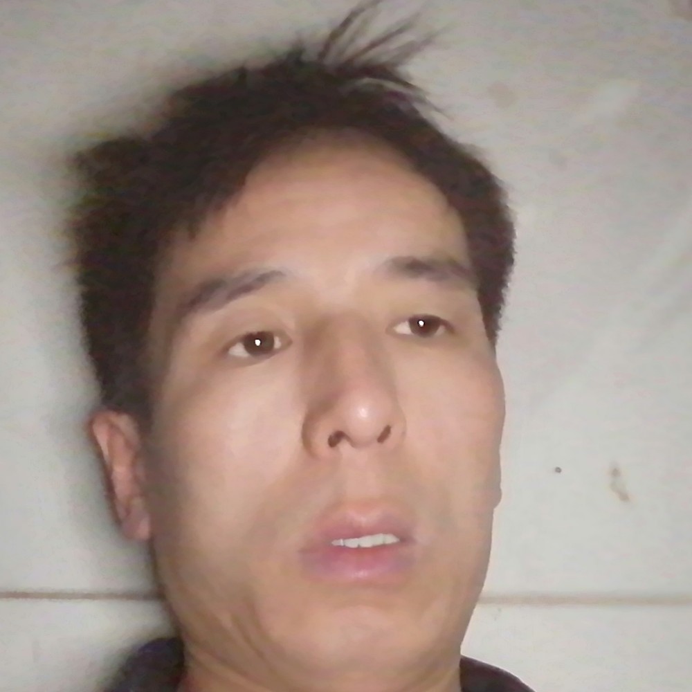 高兴挽手鲜花的照片
