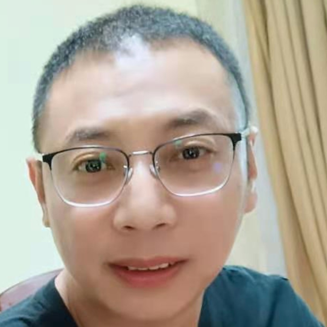 牵手一起看日出的照片