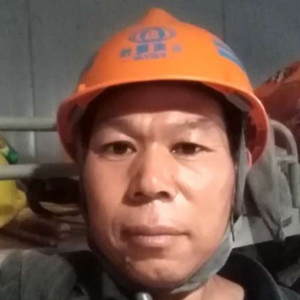 迷人苦恋路人的照片