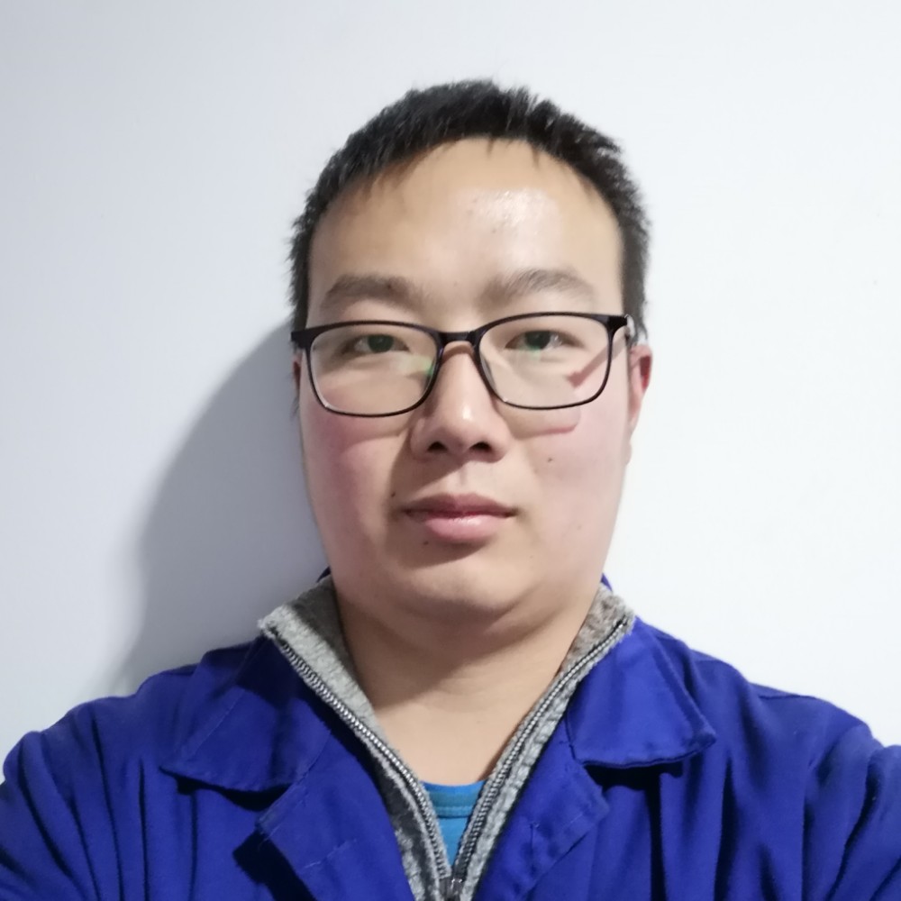 太老实的男孩的照片