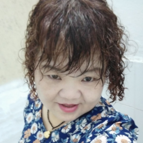 小鸽子邂逅柔弱的照片