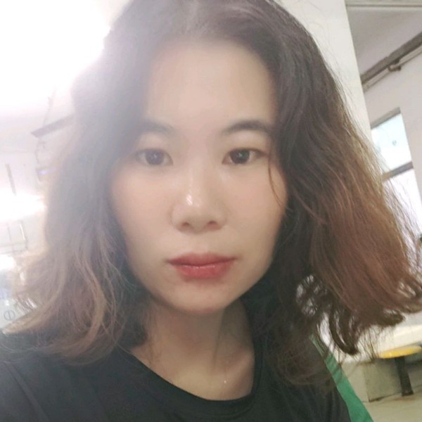 务实踢台灯的照片