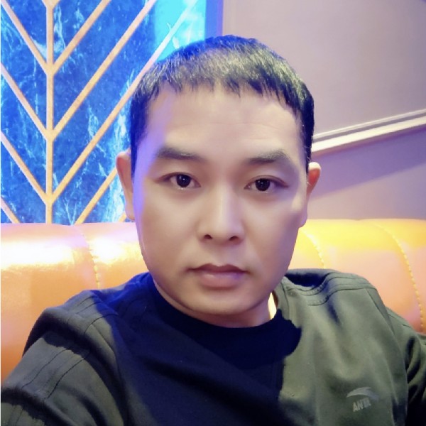 雨中求伞的照片