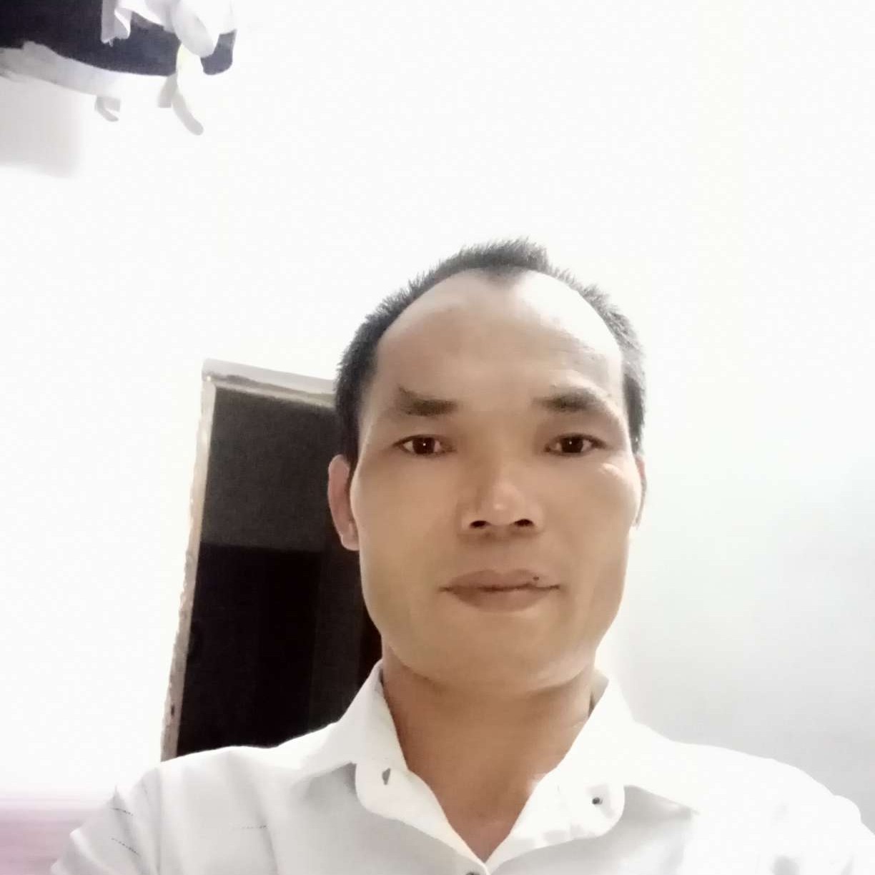 苗条挽手冷风的照片