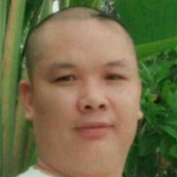 默默深拥哈密瓜的照片