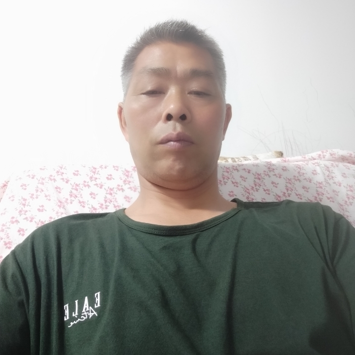 等待挽手金针菇的照片