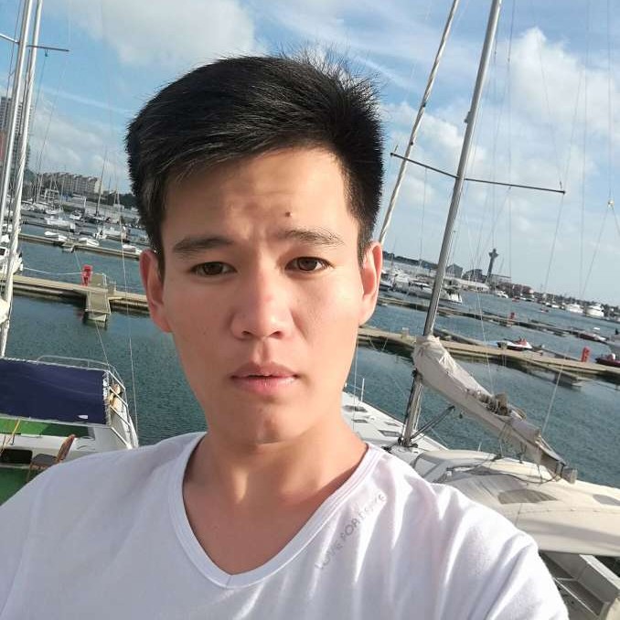 不解的踢白猫的照片