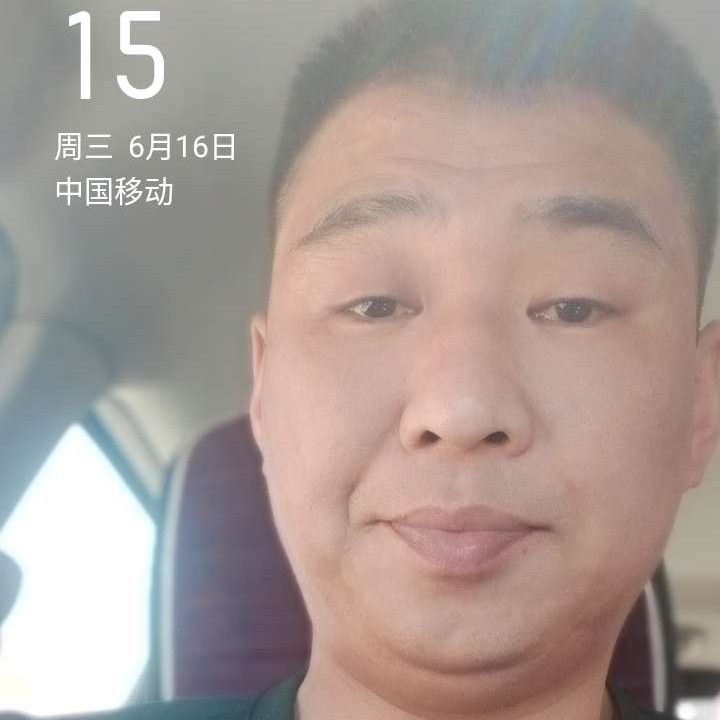 年轻扯绿草的照片