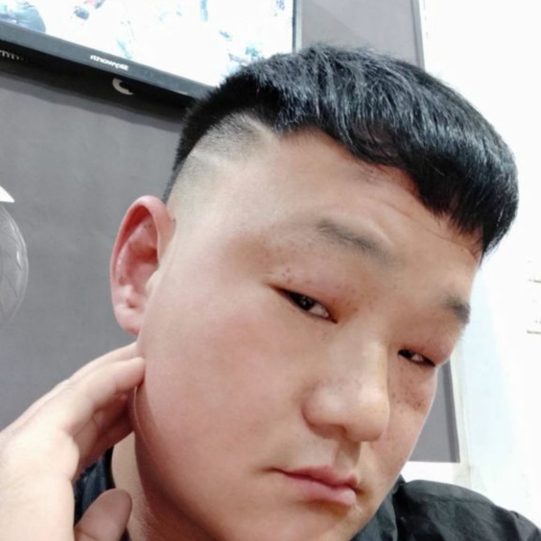 英勇凝眸舒荷的照片