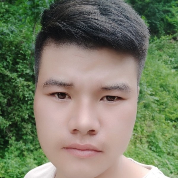 迷人深拥小伙的照片