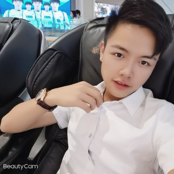 怕孤单深拥剪影的照片