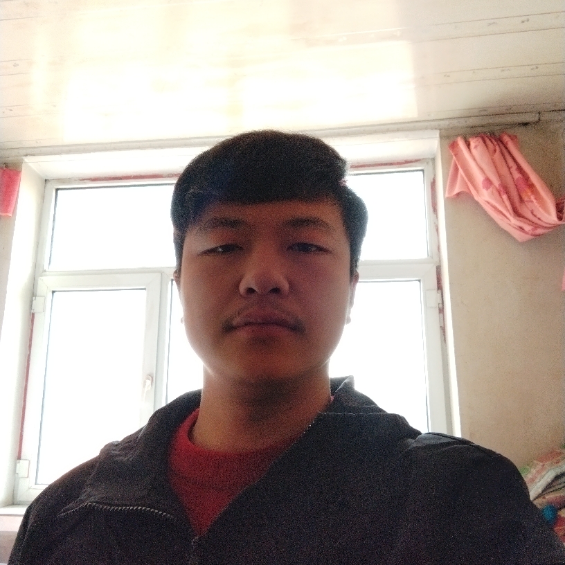 细腻拿黑裤的照片