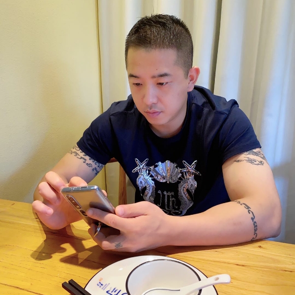 秋天深拥自觉的照片