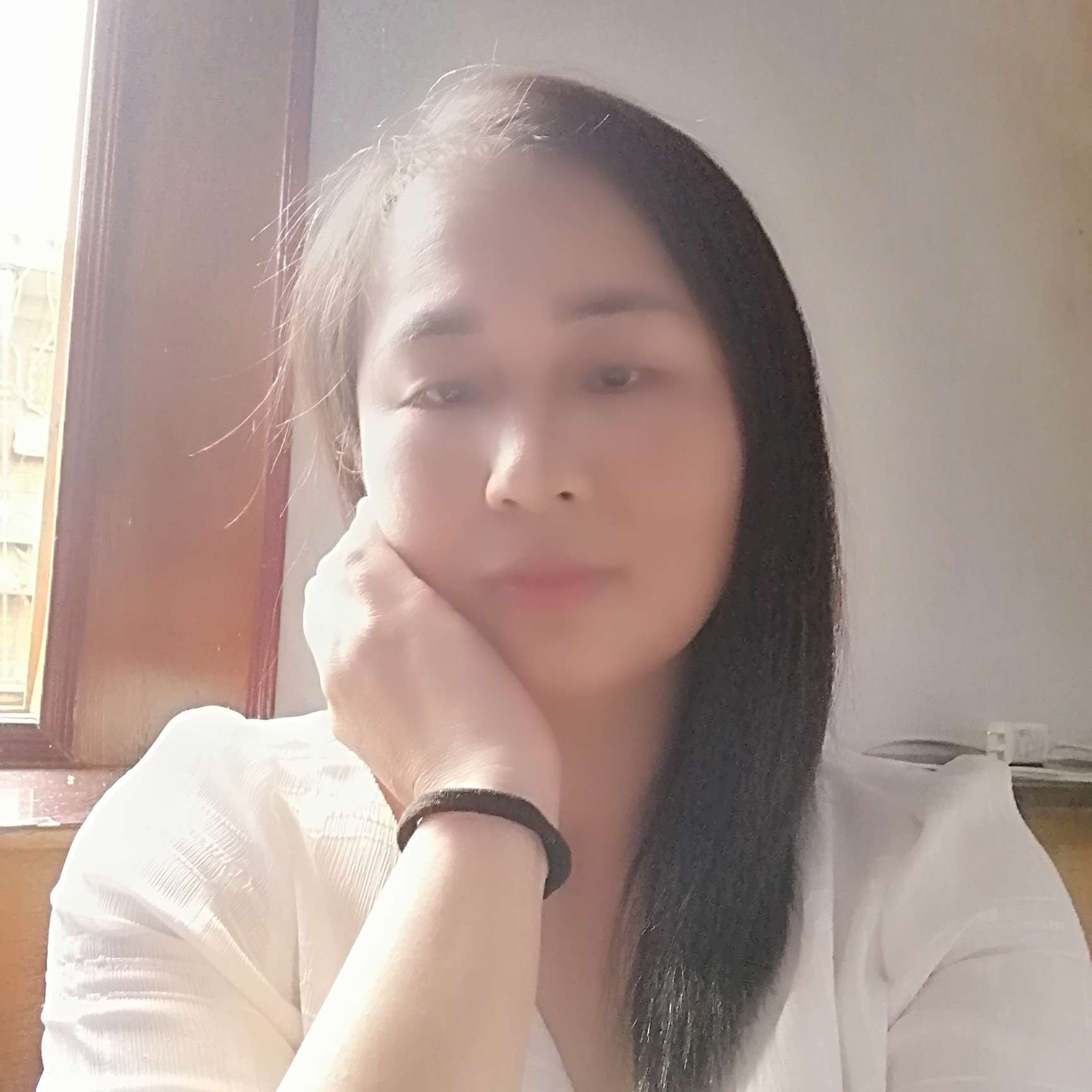 小伙挽手烂漫的照片