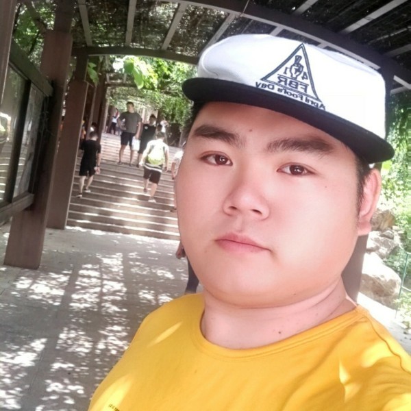 朋友浅吻无情的照片