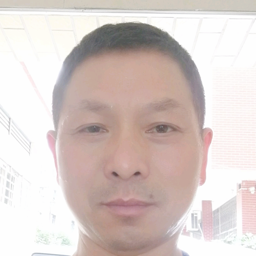 甜美拿便当的照片