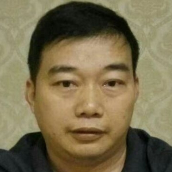 英勇深拥发夹的照片