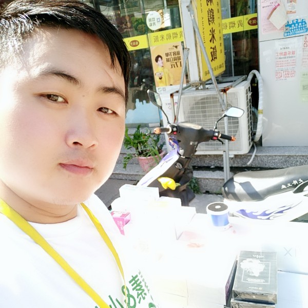 龙家小子在等着你的照片