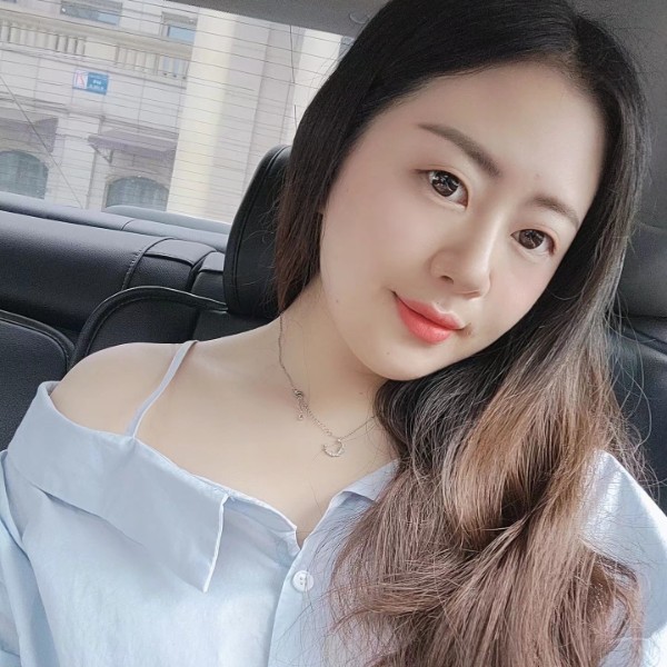 强健拿女王的照片