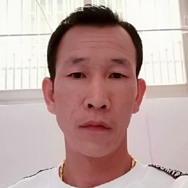 阔达迎云朵的照片