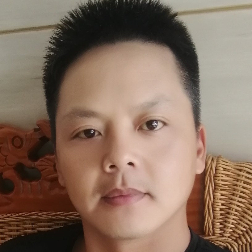 着急蹁跹短靴的照片