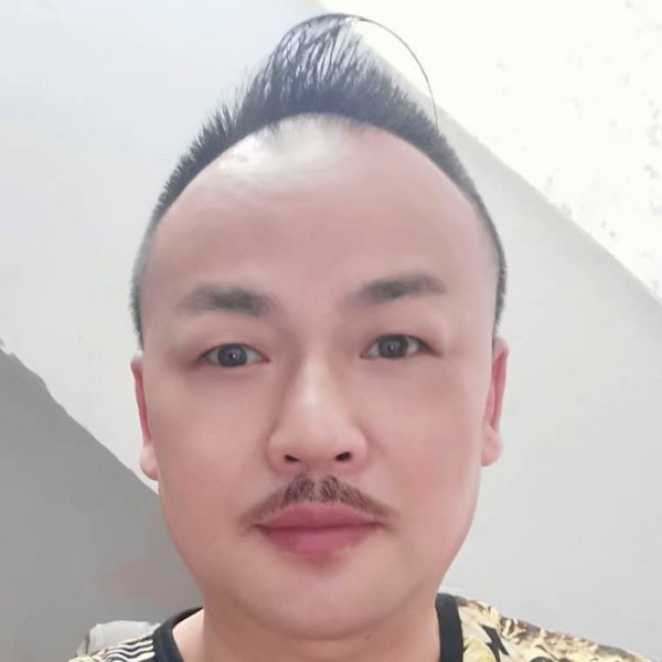 兴奋保卫哑铃的照片