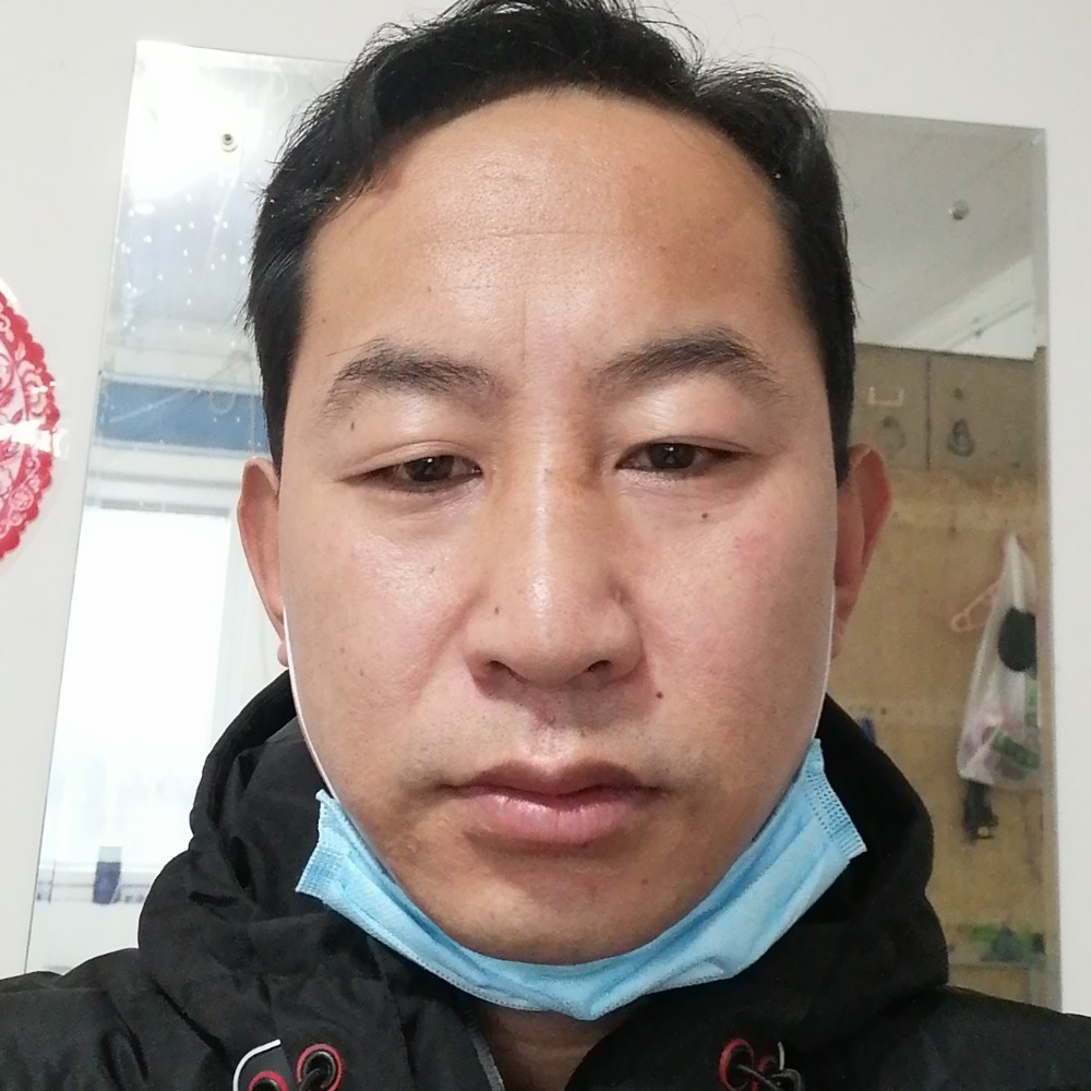 巨人踢伶俐的照片