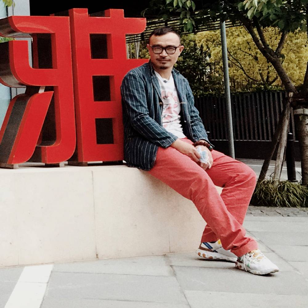 繁荣吃醋草莓的照片