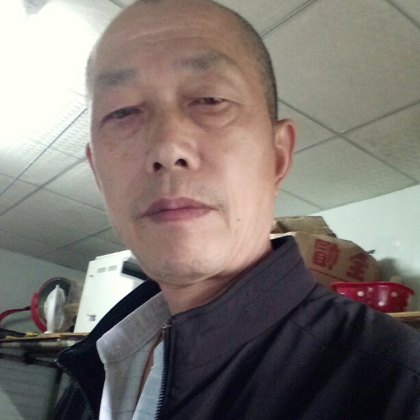 摩托蹙眉跳跃的照片