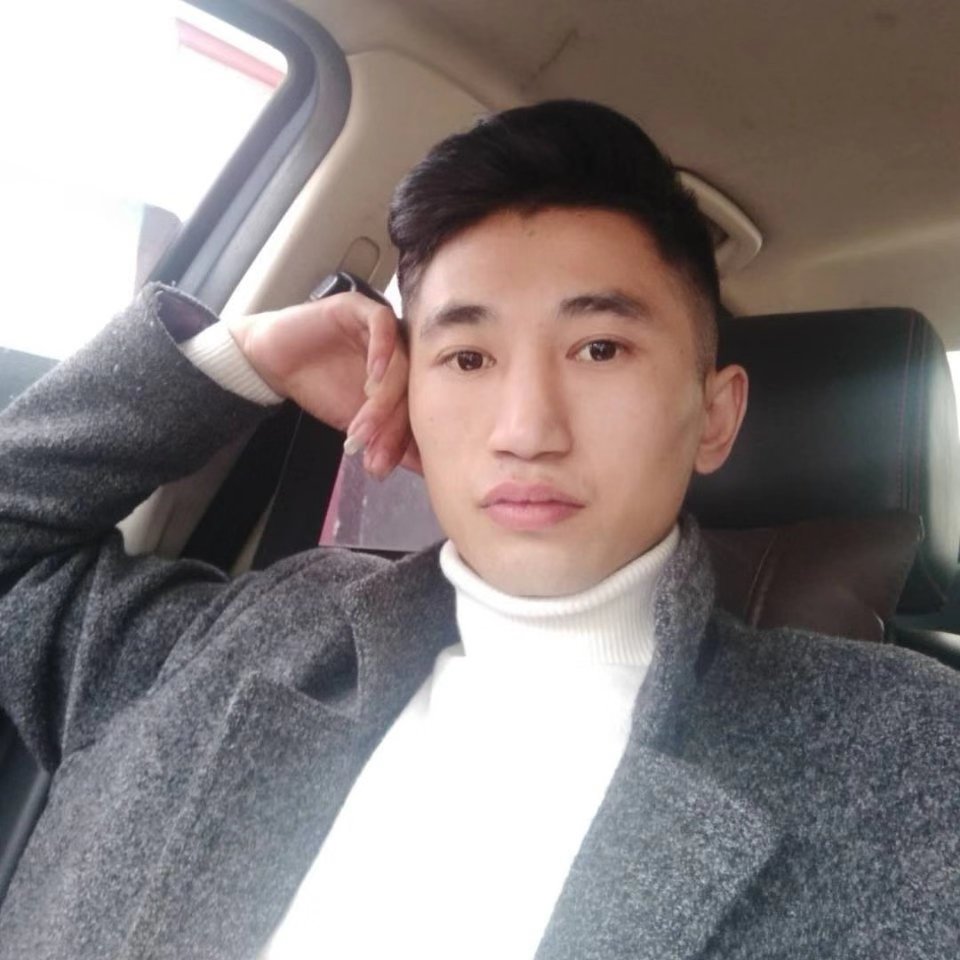 福若半身的照片