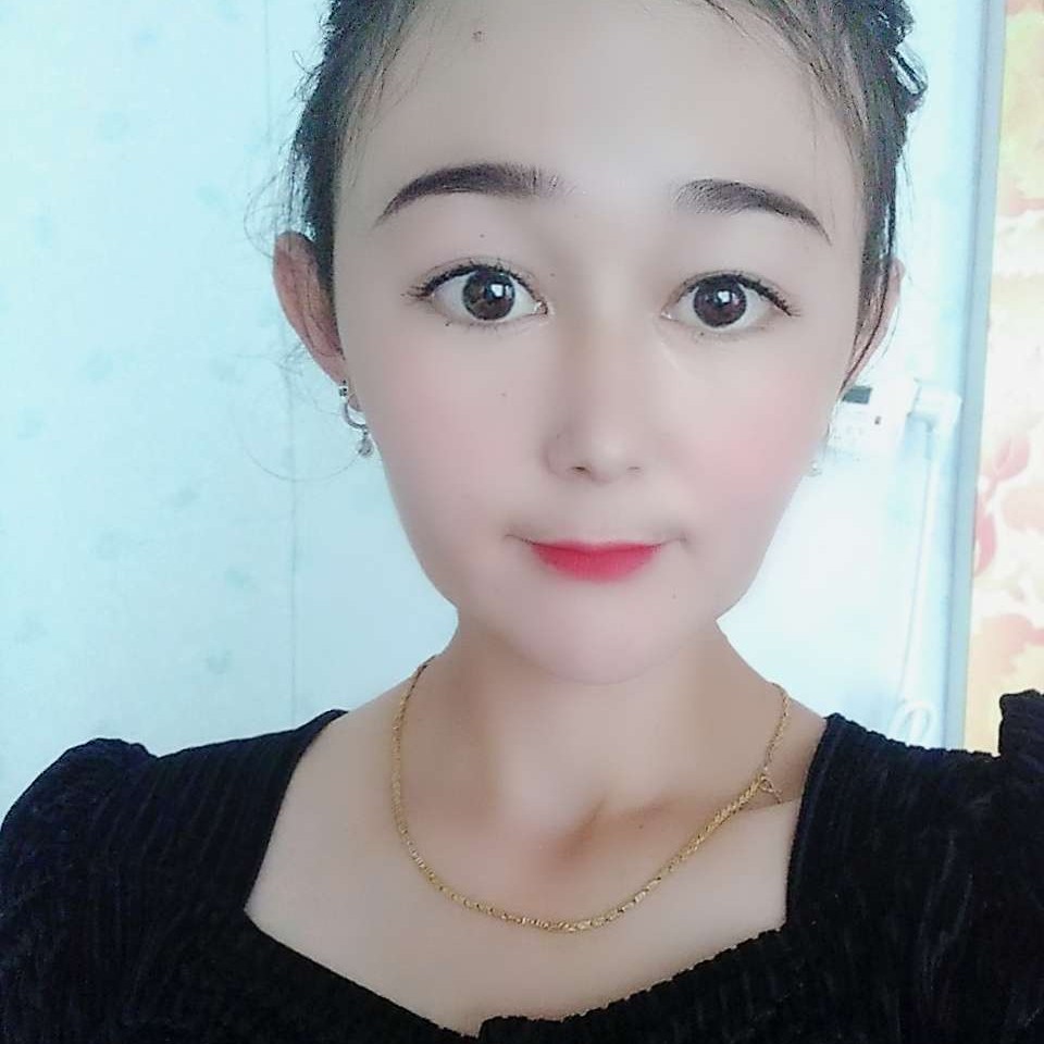 春媱深拥默默的照片