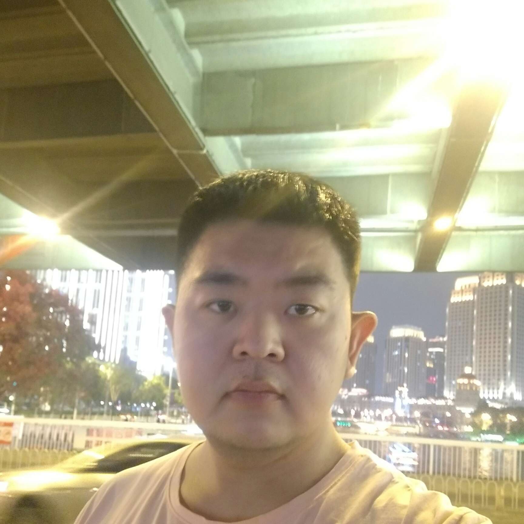 英勇蹙眉矜柔的照片