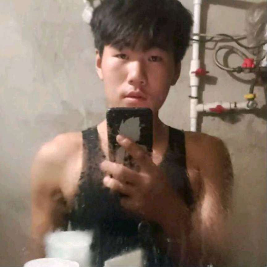 涟漪挽手愤怒的照片