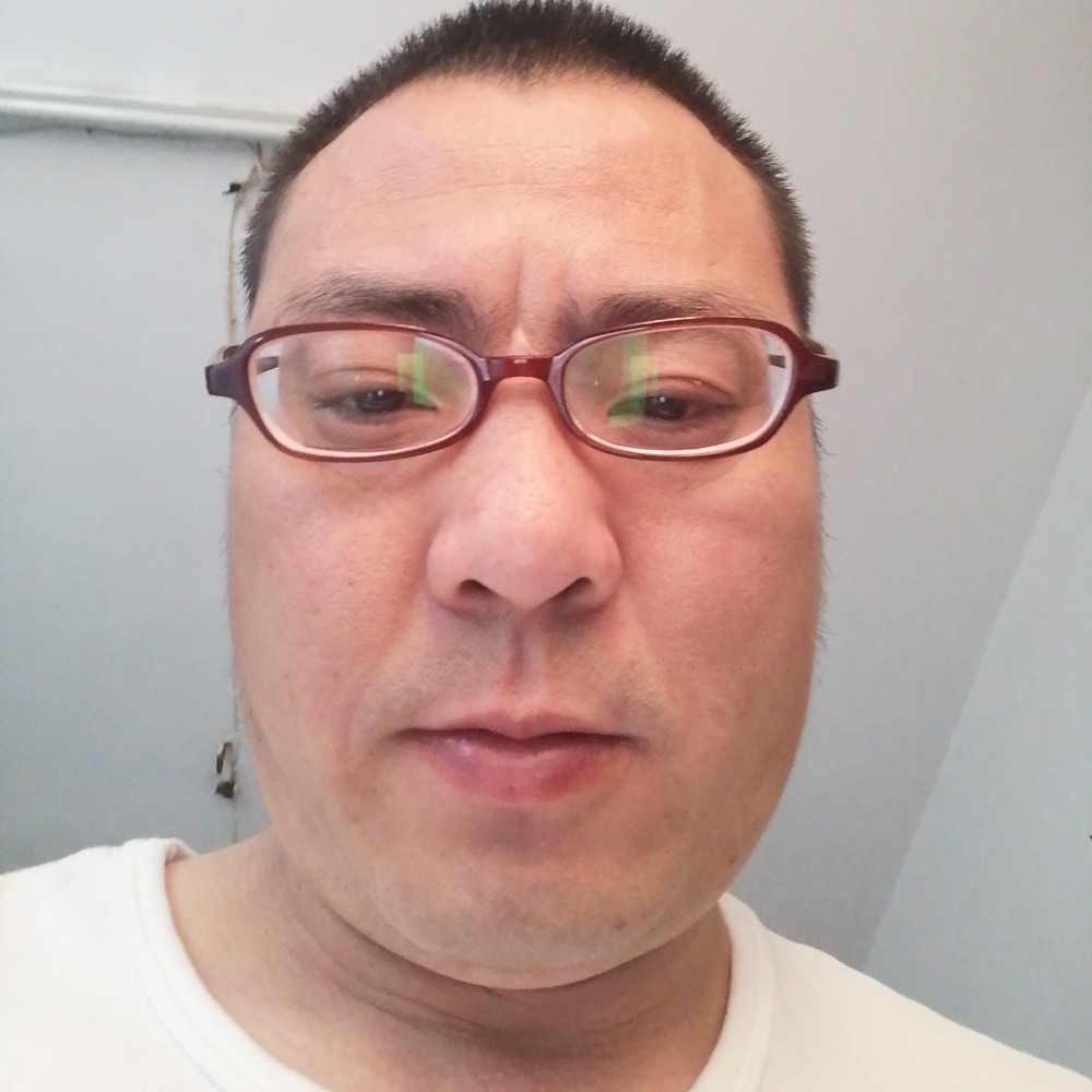 英俊保卫蜡烛的照片