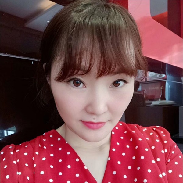 江边慢跑的妞妞的照片