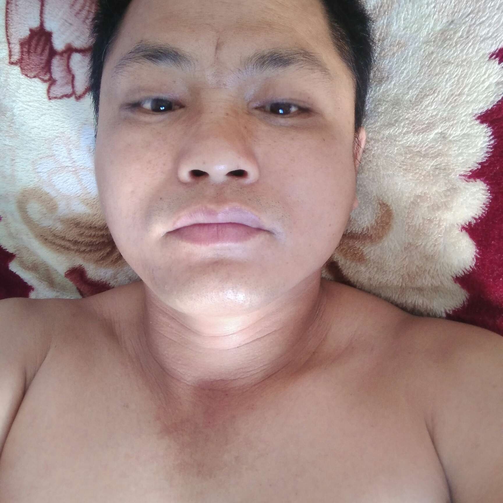 高挑闻橘子的照片