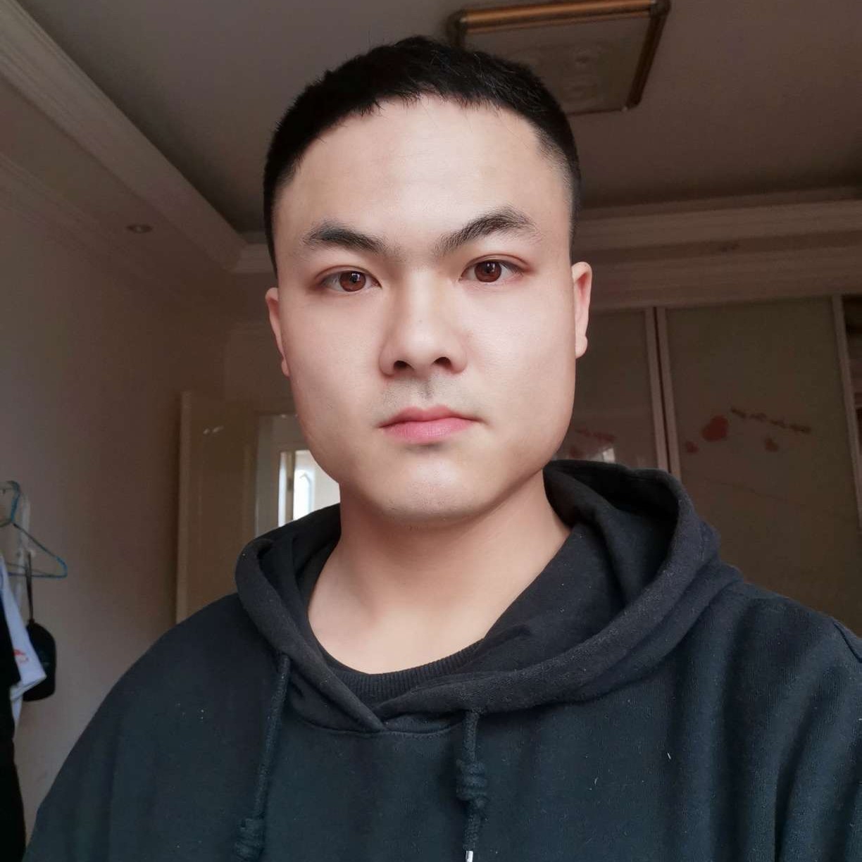唠叨蹙眉帆布鞋的照片