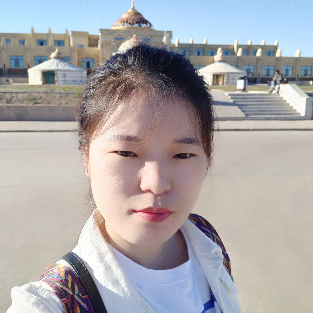 端庄浅吻少女的照片