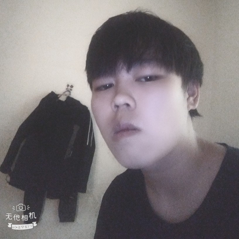 开单车的少年的照片