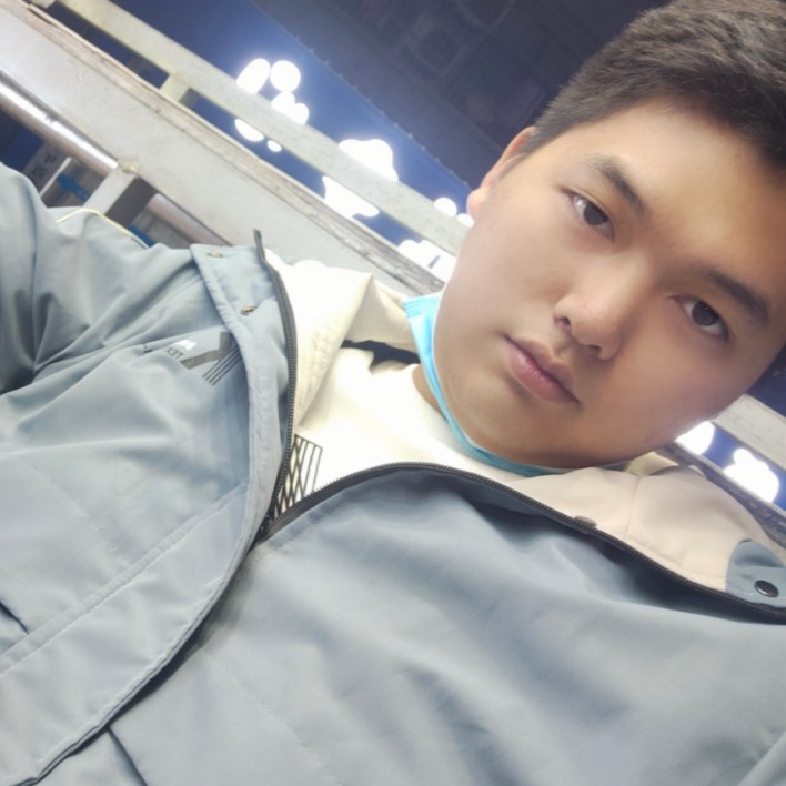 翩飞深拥眼神的照片