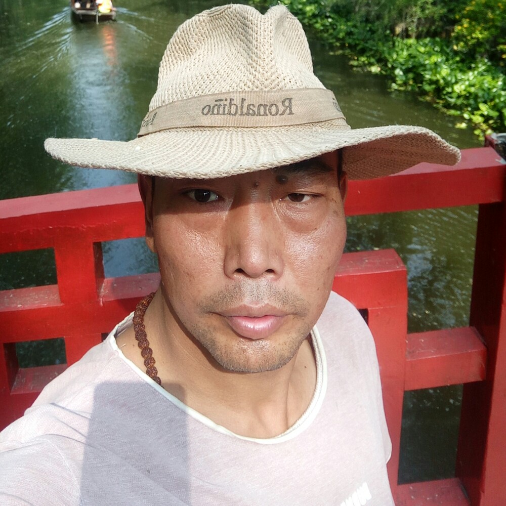 拥抱爱与恨的照片
